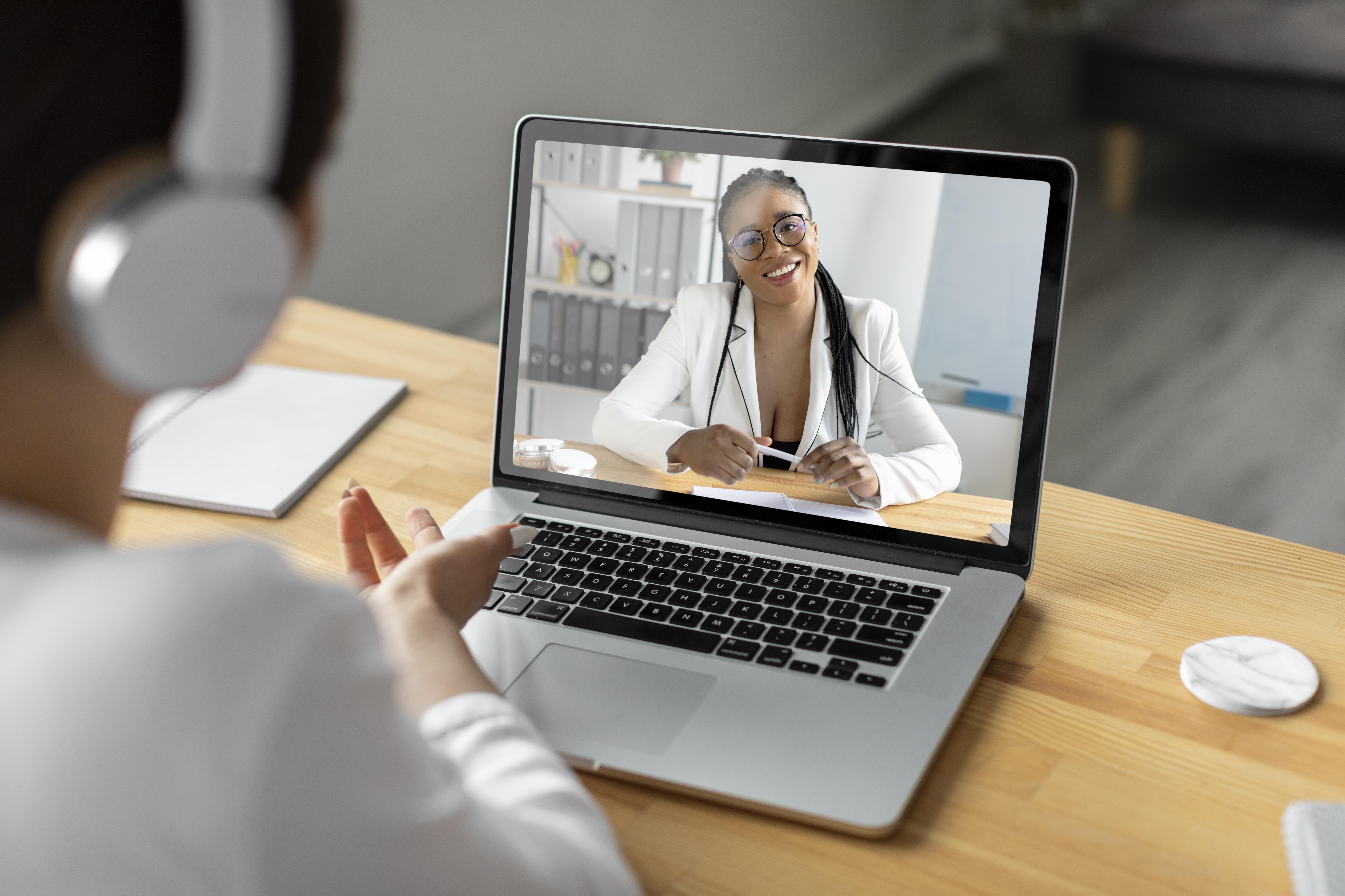 Médico na tela de um smartphone realizando uma consulta online