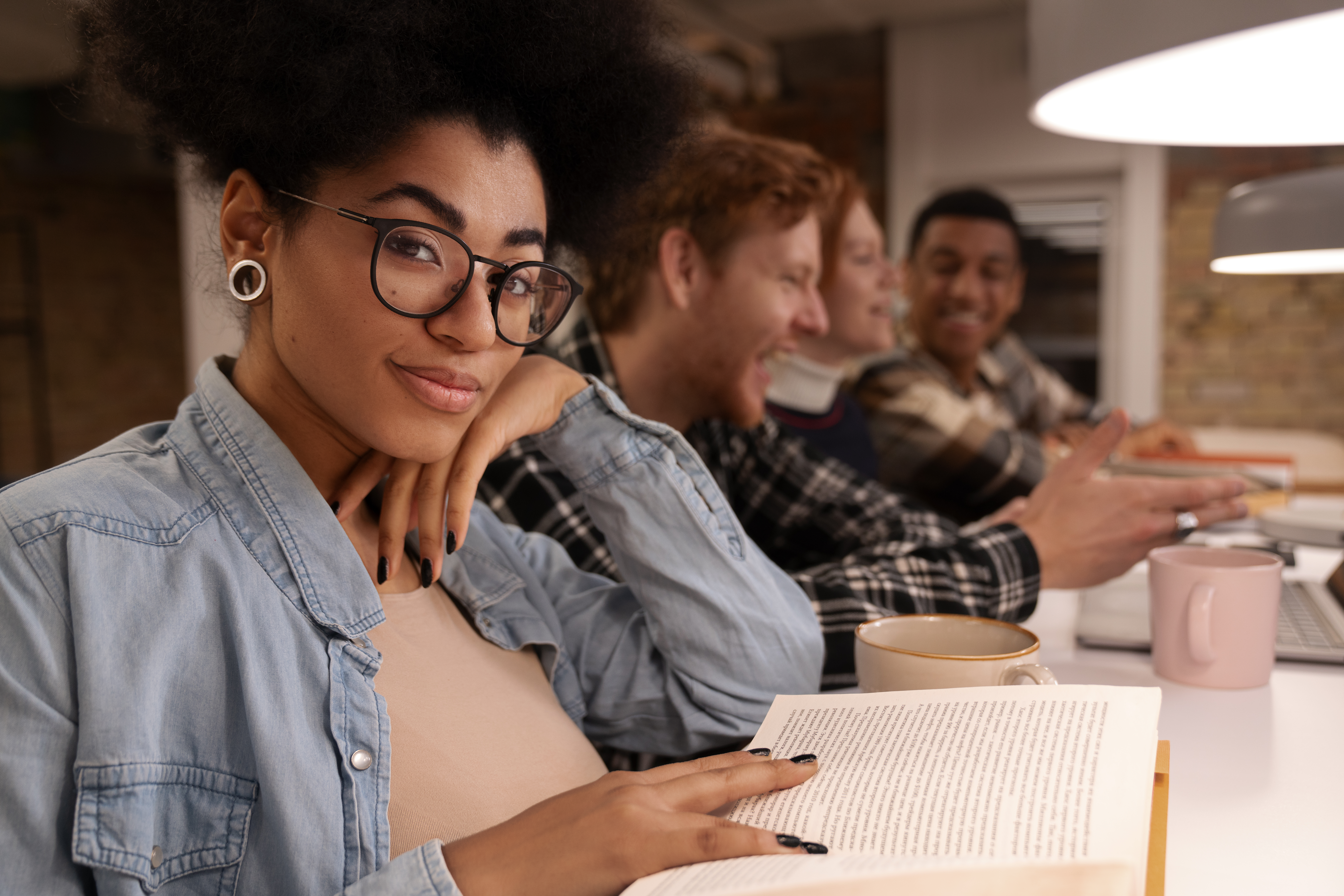 Pessoa estudando em um ambiente moderno