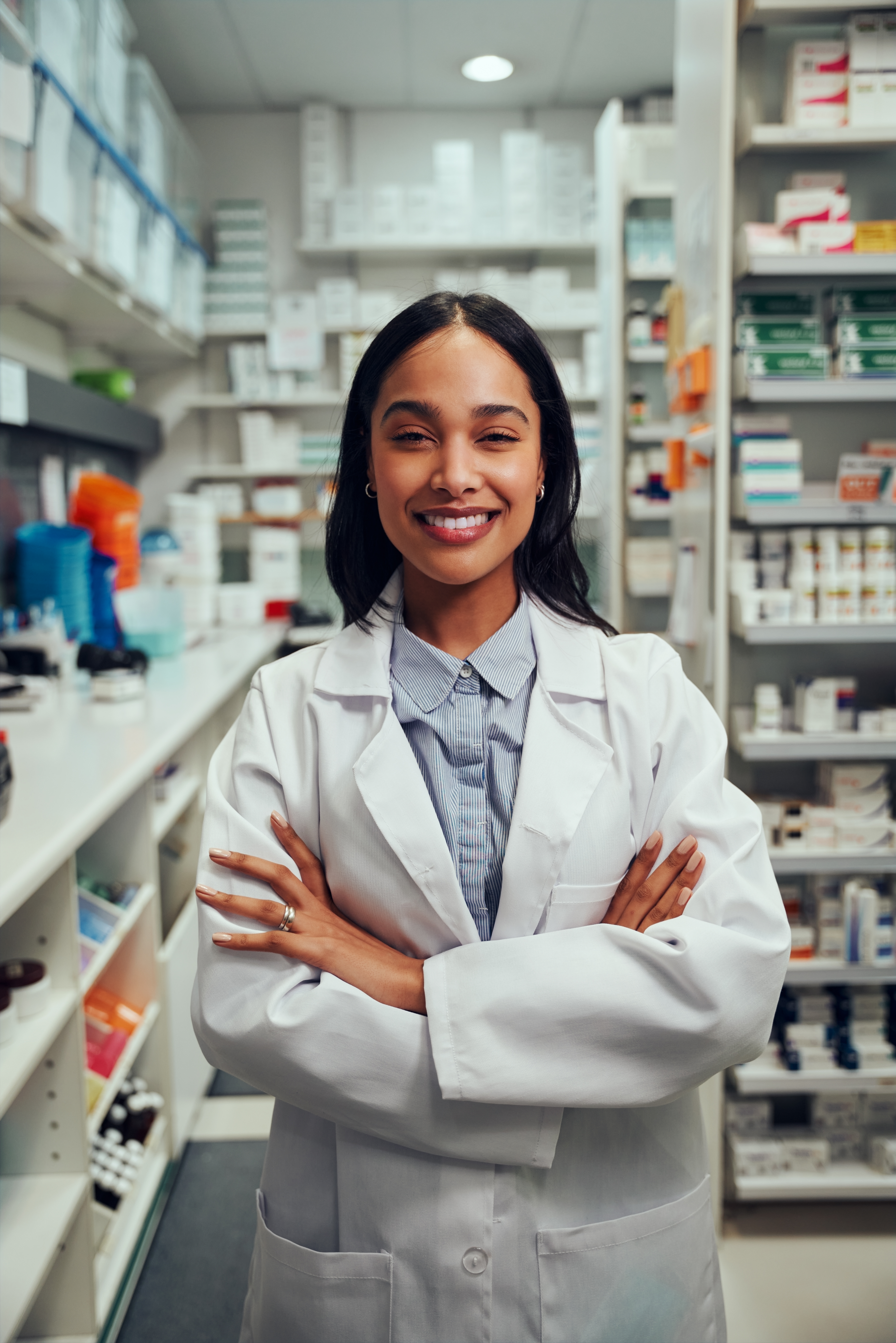 Cruz de farmácia com medicamentos ao redor